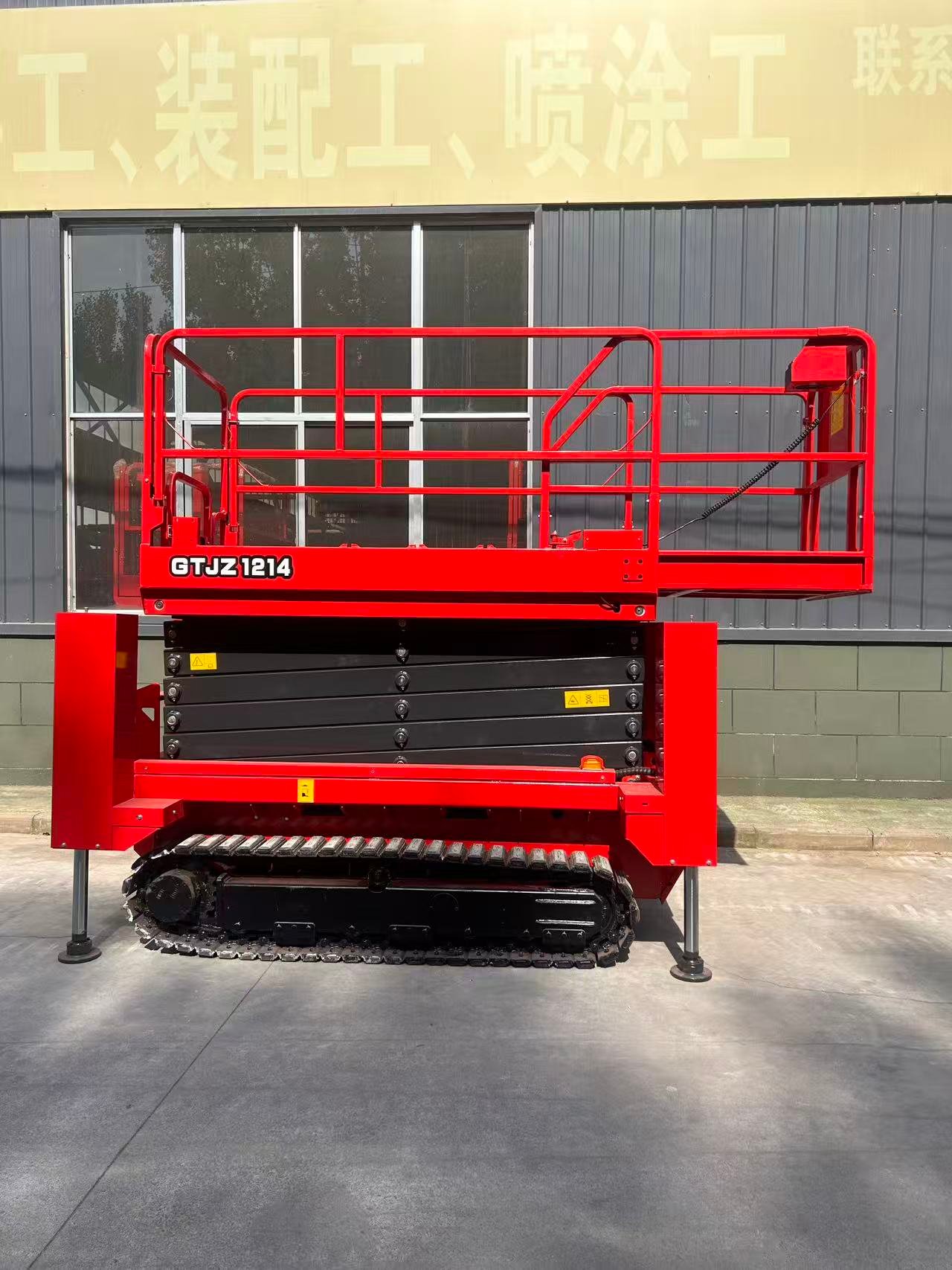 Crawler lift platform 12M Rough-Terrain Scissor Lift
