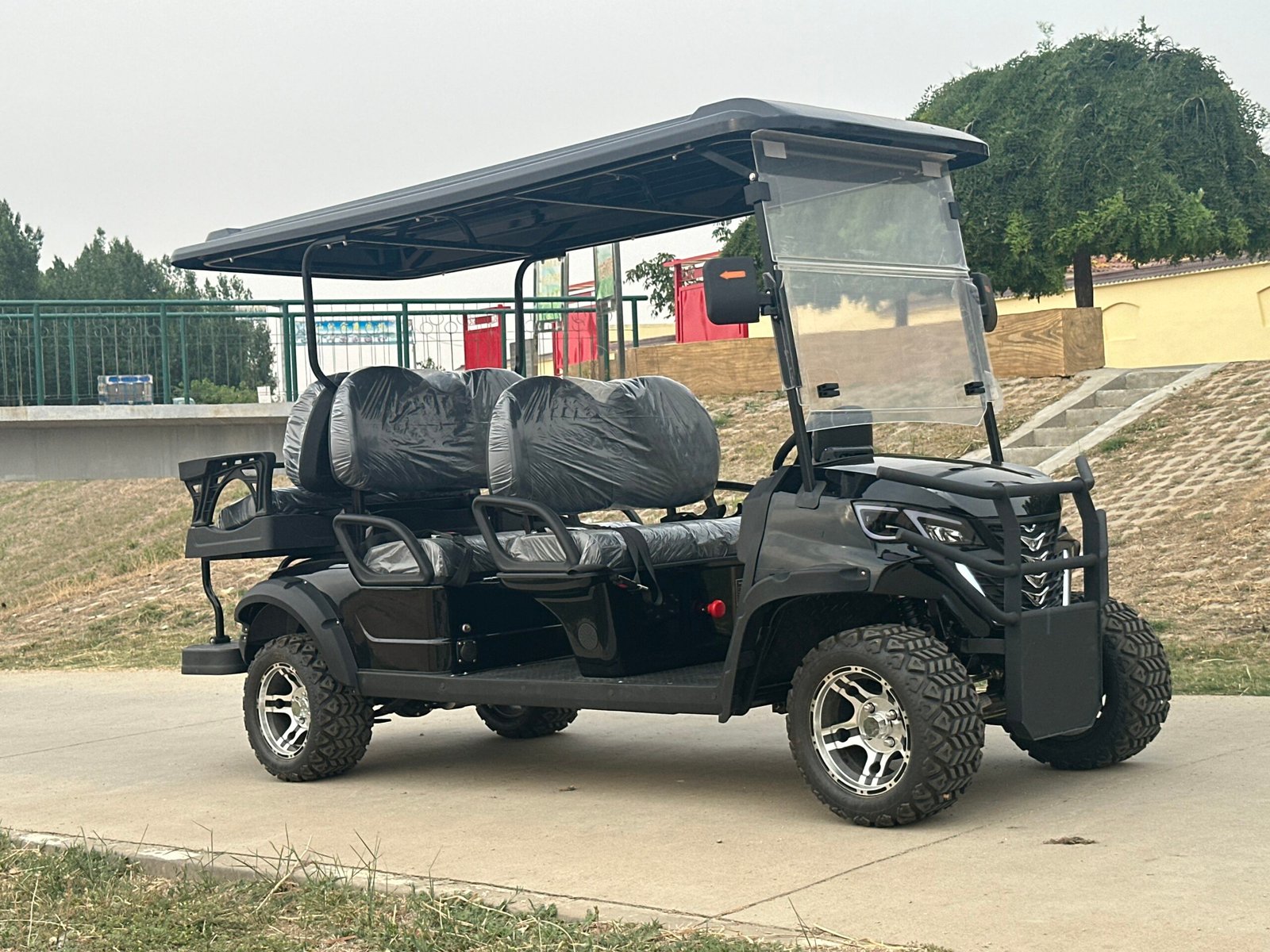 VR-C4+2 6-Seater Electric Golf Cart Expanded Capacity with All-Terrain Capability - 图片 2