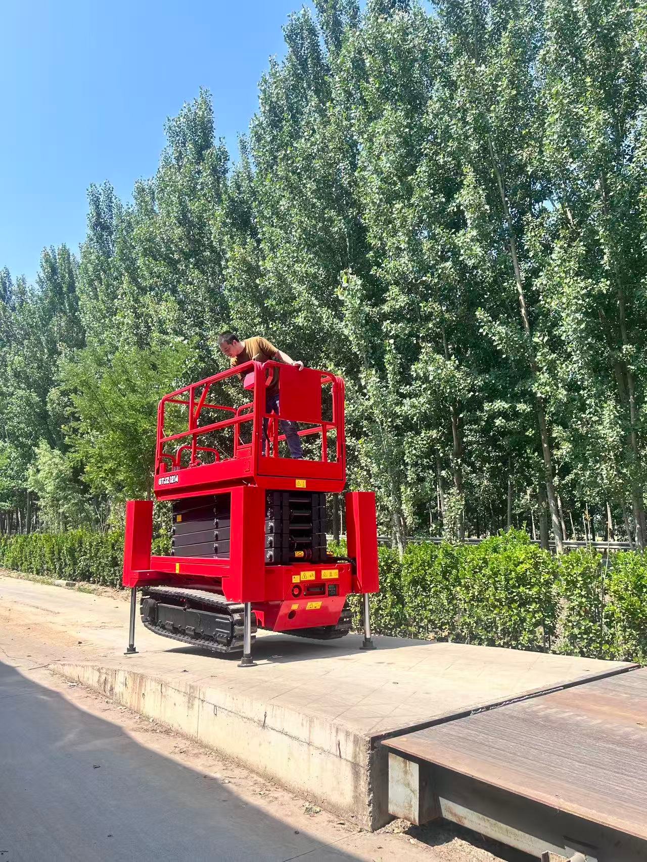 Crawler lift platform 12M Rough-Terrain Scissor Lift - 图片 2